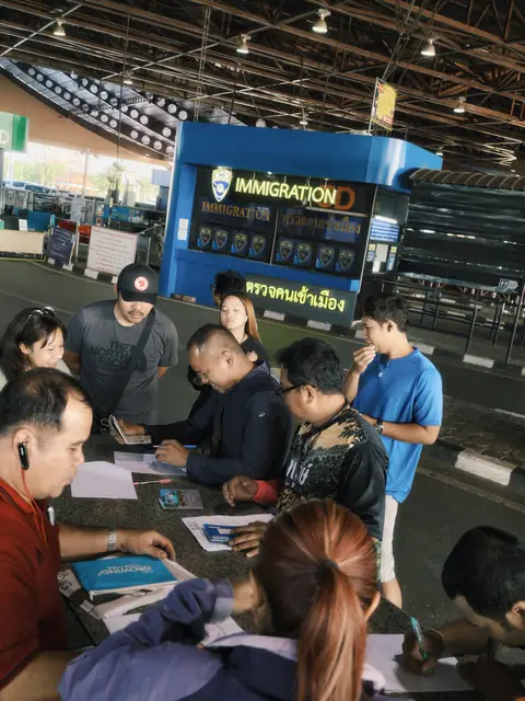 ลูกทริปกรอกเอกสารที่ด่านตรวจคนเข้าเมืองฝั่งไทย